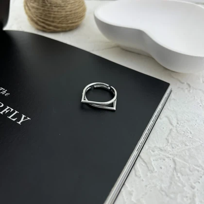 انگشتر زنانه شیک با طرح خطی مدرن و سایز قابل تنظیم