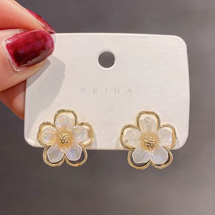 گوشواره طرح گل سفید طلایی نگین‌دار