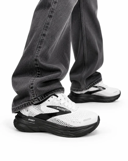 کفش کتانی رانینگ زنانه بروکس سفید مشکی Brooks