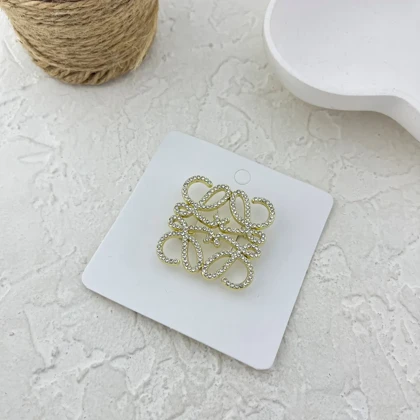 گل سینه زنانه طرح لووه، انتخابی شیک برای بانوان خوش سلیقه