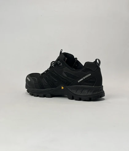 کفش طبیعت گردی هامتو با رویه چرم مشکی