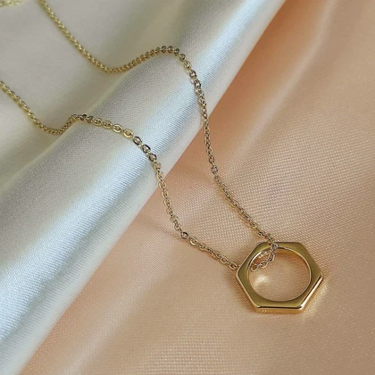 گردنبند طلایی شش ضلعی زیبایی مینیمال با درخشش ابدی