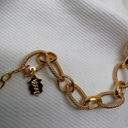 دستبند برند شین مدل «بیضی خاویاری» | با آبکاری طلای 24 عیار و بافت برجسته