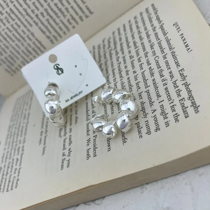 گوشواره زنانه با طراحی فنری شیک و مدرن