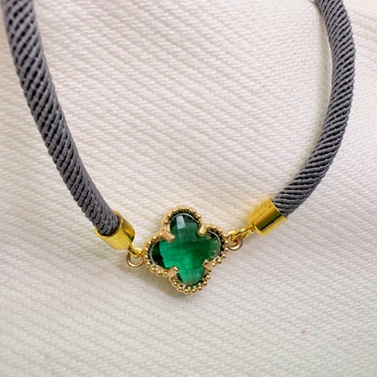 دستبند اسپرت طرح «ونکلیف طوسی» (بند ذغالی با نگین سبز) | ترکیب رنگ خاص