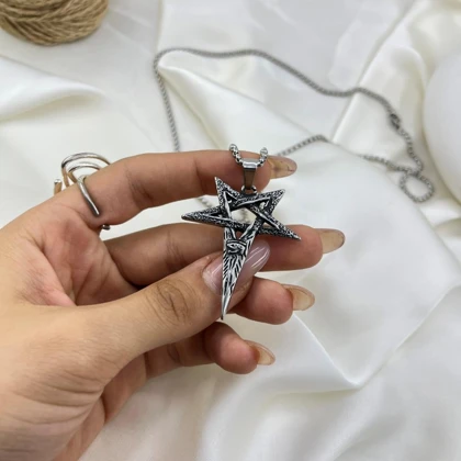 گردنبند مردانه مدل سپهر طرح ستاره پنج‌پر نقره‌ای