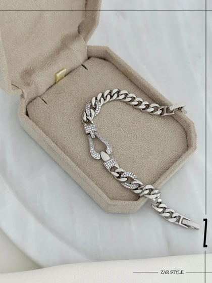 دستبند کارتیه و فرد نگین‌دار