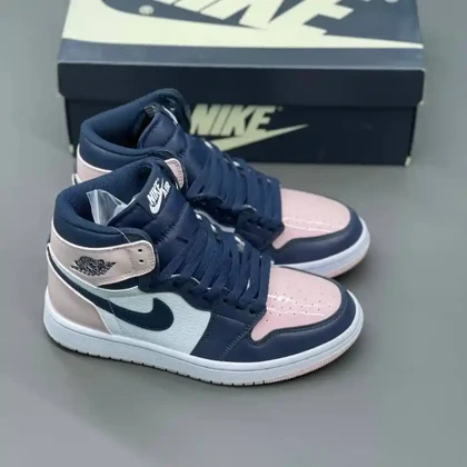 کفش نایک ایر جردن وان ساق‌دار اتومسفر بابل جام صورتی سرمه ای Nike Air Jordan 1 High Atmosphere Bubblegum Pink Navy