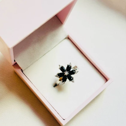 انگشتر گل‌دار