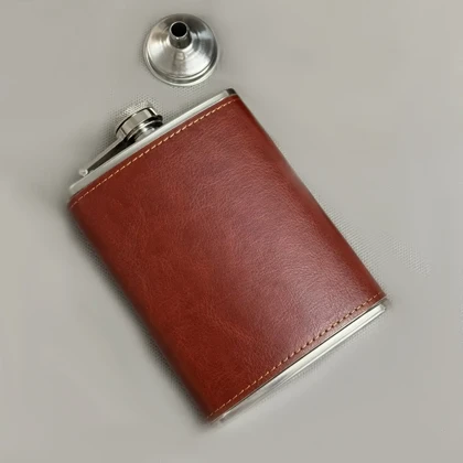 فلاسک جیبی کتابی چرم برند Moon Glass به همراه قیف