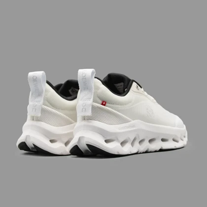 آن رانینگ کلودتیلت لوئیوی 2 سفید مشکی On Runing Cloudtilt Loewe 2 White Black