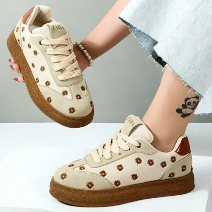 کفش کتانی راحتی زنانه مدل بابونه گلدوزی رنگ کرم کد 32343