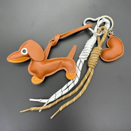 چارم بگ سگ و قلب قهوه ای