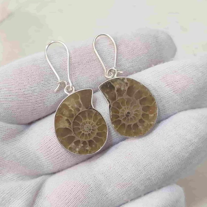 گوشواره نقره با فسیل آمونیت طلایی