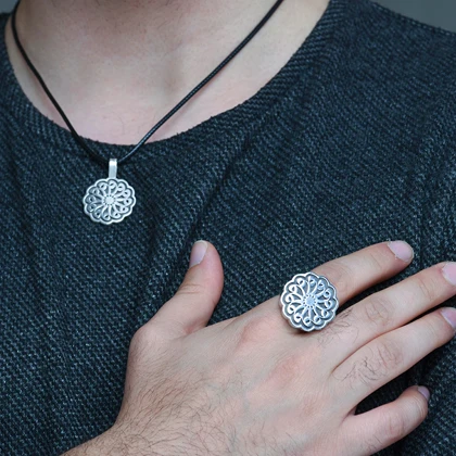 آویز نقره واو با بند چرمی unisex