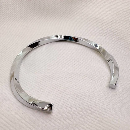 بنگل استیل مردانه مدل «پیچش» (Silver Twist) | مینیمال و رنگ ثابت