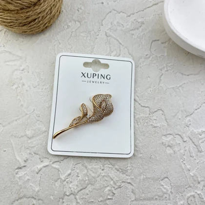 سنجاق سینه زنانه ژوپینگ مدل رزآرا طرح گل رز نگین‌دار طلایی