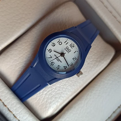 ساعت دخترانه ضد آب Q&Q رنگ سرمه ای