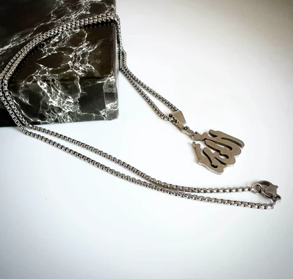 گردنبند مردانه آویز طرح "الله" (فونت اسلامی) رنگ نقره‌ای