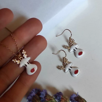 ست گردنبند و گوشواره زنانه طرح گوزن کریسمس (میناکاری و نگین‌دار)