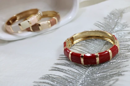 دستبند النگویی میناکاری خاص و ترند رنگ قرمز