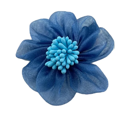 گل سینه زنانه شیک با طرح گل پارچه‌ای زیبا