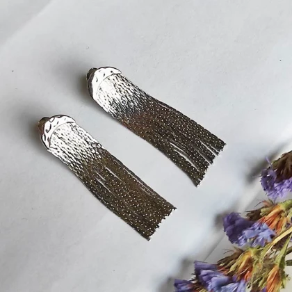 گوشواره آویز بلند فلزی طرح ریشه (Tassel) براق (رنگ نقره‌ای)