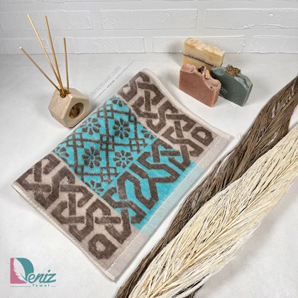 حوله دستی طرح کلاسیک رنگ نسکافه ای فیروزه ای