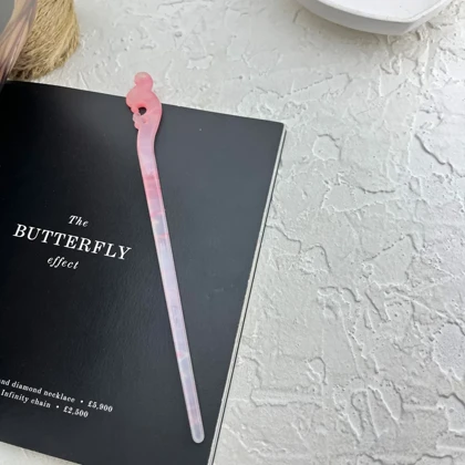 کانزاشی مو زنانه رزینی مرمری صورتی با سر قلابی تزئینی و طراحی کشیده مینیمال لوکس