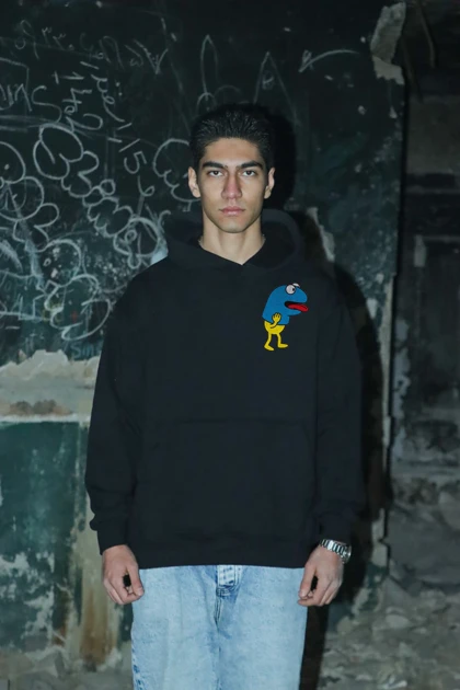 هودی مشکی اسپرت مینیمال طرح آدمک زرد و آبی - فواصل