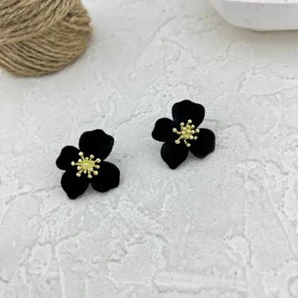 گوشواره زنانه مخملی با طرح گل، انتخابی شیک و دلربا