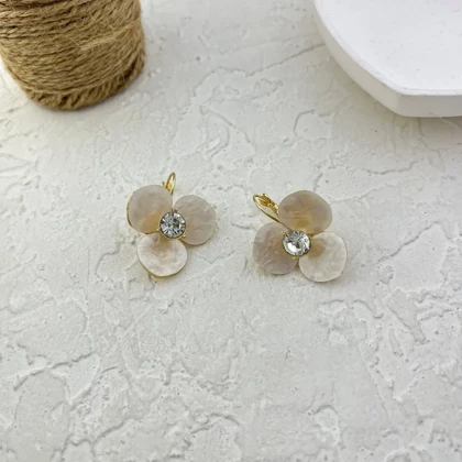 گوشواره زنانه طرح گل با نگین درخشان