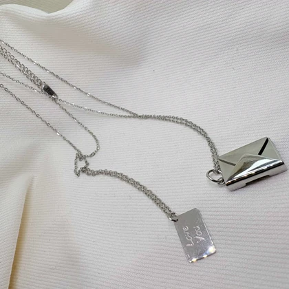 ست گردنبند دو نفره مدل «نامه و پاکت» | طراحی مینیمال و مفهومی (استیل سیلور)