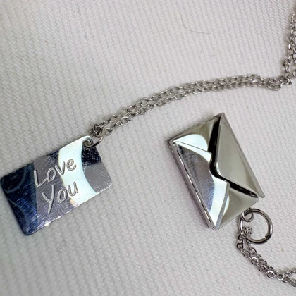 ست گردنبند دو نفره مدل «نامه و پاکت» | طراحی مینیمال و مفهومی (استیل سیلور)