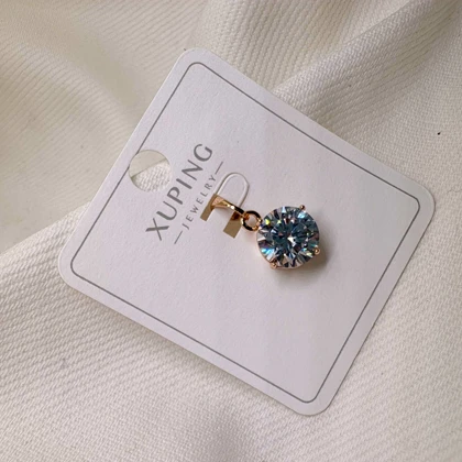 پلاک ژوپینگ تک نگین درشت (سولیتر طلایی) | شکوه یک الماس تمام عیار