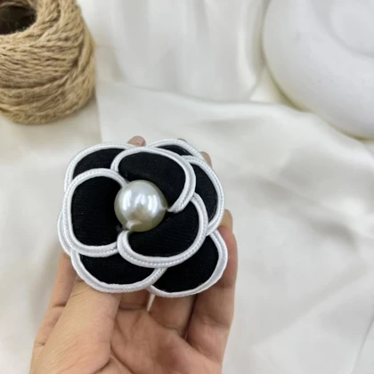 گل سینه زنانه مدل کاملیا طرح گل پارچه‌ای با مروارید