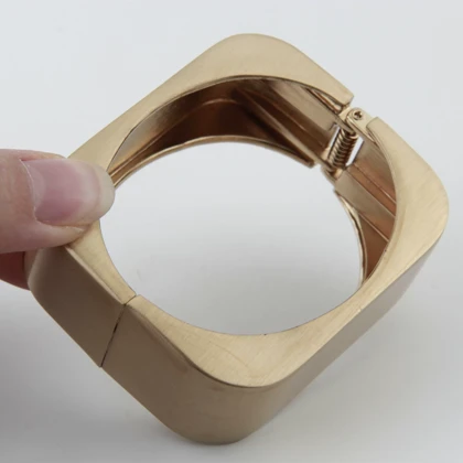 دستبند زنانه مدل مکعبی مات