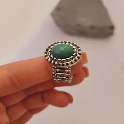 انگشتر کشی نگین سبز