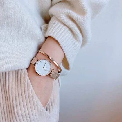 ست ساعت دنیل ولینگتون حصیری زنانه رزگلد صفحه سفید با دستبند Daniel Wellington Rosegold