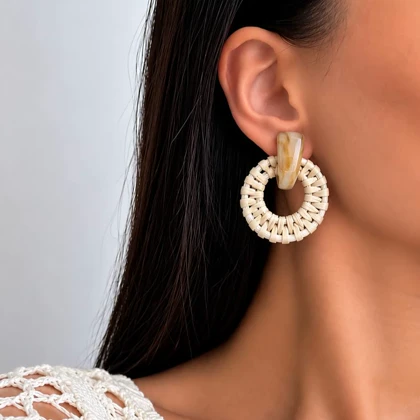 گوشواره حلقه‌ای حصیری کرم و عسلی