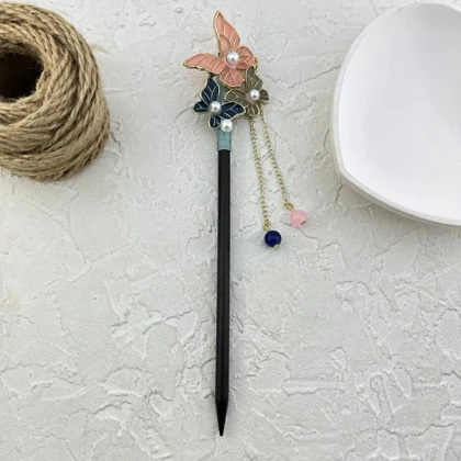 کانزاشی مو زنانه چوبی با طرح پروانه و گل و آویز ظریف مدل مارلیا