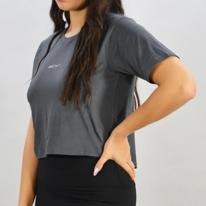 کراپ آستین کوتاه ورزشی زنانه نایک مدل Mub-2211 طوسی تیره