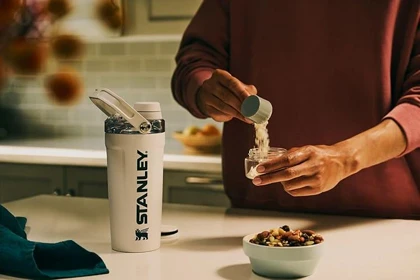 شیکر استنلی 590 میل مدل ACTIVATE SHAKER BOTTLE مخزن دار
