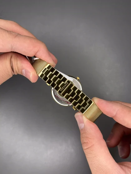 ساعت مچی ورساچه بند حصیری طلایی صفحه مشکی Versace