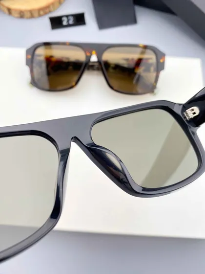 عینک افتابی برند پرادا مدل PR22