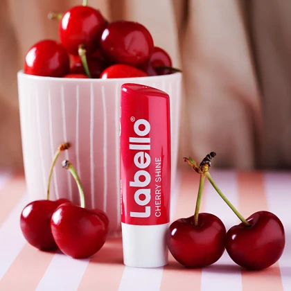 بالم لب لابلو Labello مدل Shine رطوبت‌رسانی 24 ساعته و حاوی ویتامین E
