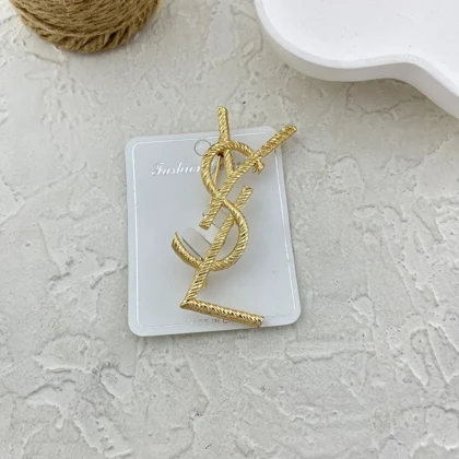 گل سینه زنانه طرح وای اس ال شیک و جذاب