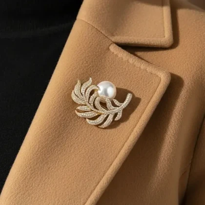 گل سینه زنانه ژوپینگ مدل اوریلیف پرل طرح برگ نگین‌دار با مروارید مرکزی