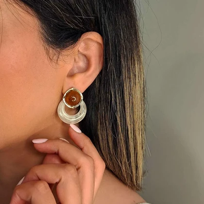گوشواره حلقه‌ای با نگین کهربایی