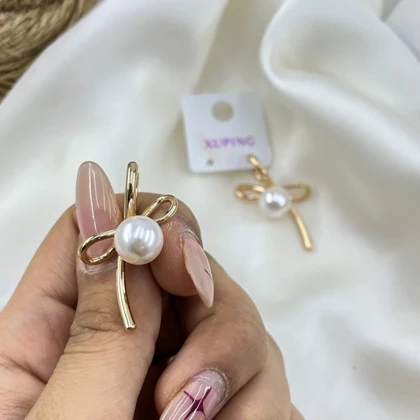 گوشواره زنانه مدل آرورا طرح پاپیون مروارید ژوپینگ